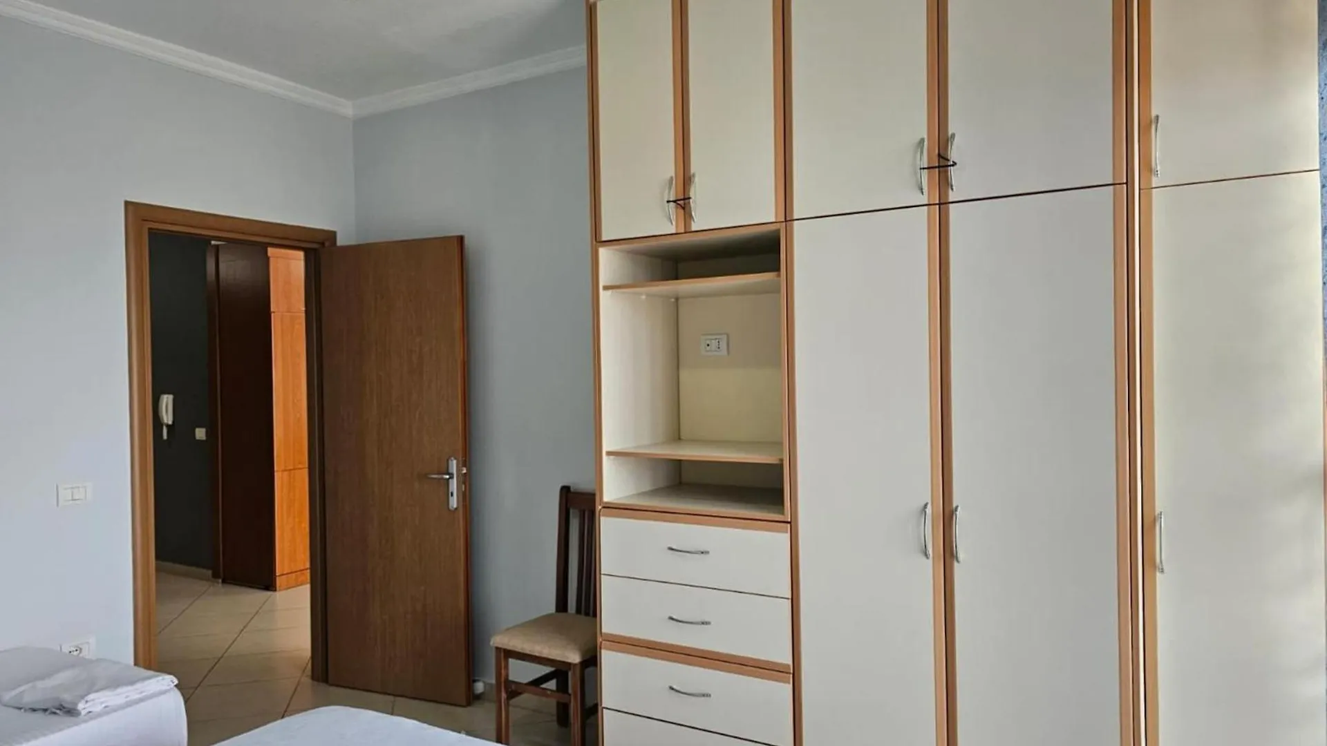 Apartamento Bright, Modern Retreat Steps From The Beach Sarandë