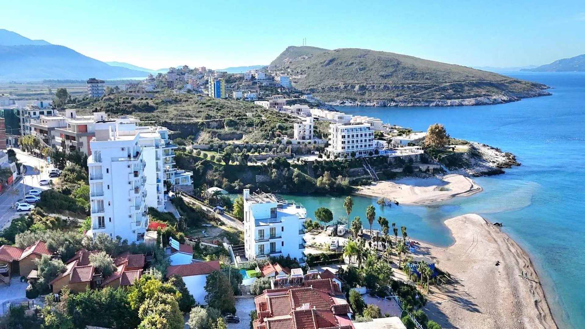 Bright, Modern Retreat Steps From The Beach Sarandë Apartamento